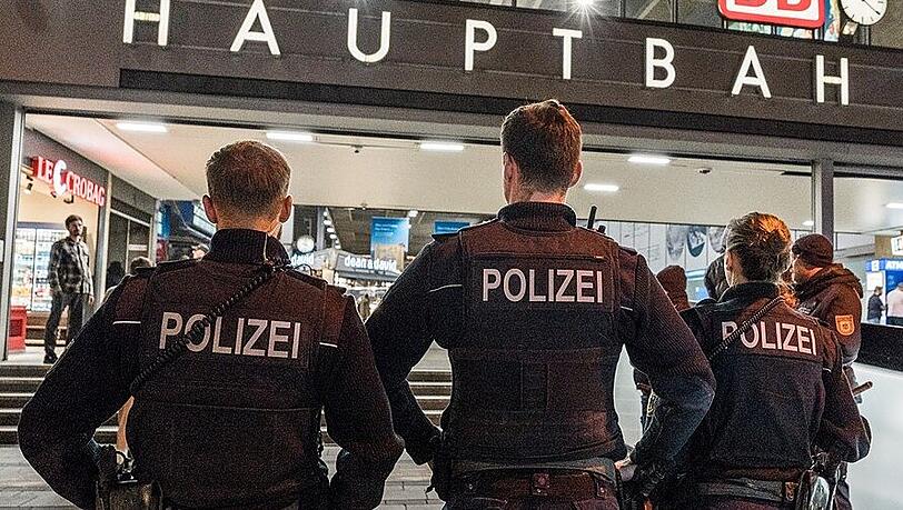 Die Bundespolizei stie&szlig; bei der Durchsuchung der mitgef&uuml;hrten Gegenst&auml;nde auf den gesuchten Rucksack. (Symbolbild)