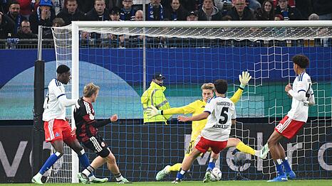 Beim DFB-Pokal-Spiel zwischen dem Hamburger SV und Eintracht Frankfurt fiel ein riesiges Banner auf.