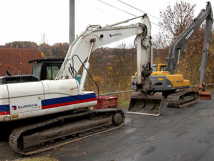 Die Bagger in Schmalkalden stehen für die Auffüllarbeiten bereit.