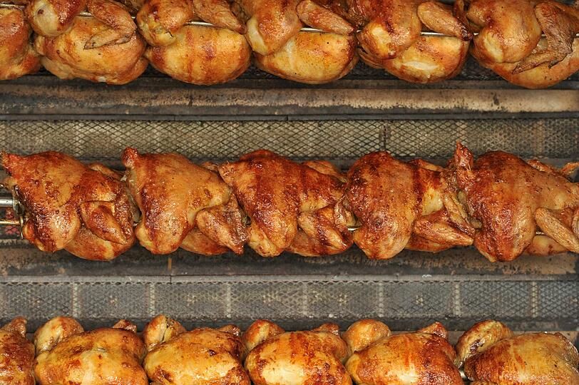 Dazu kann auch der Verzehr von Fleisch beitragen. Hähnchenfleisch aus dem Supermarkt ist laut einer Stichprobe des Bunds für Umwelt und Naturschutz Deutschland (BUND) vielfach mit Antibiotika-resistenten Keimen belastet.