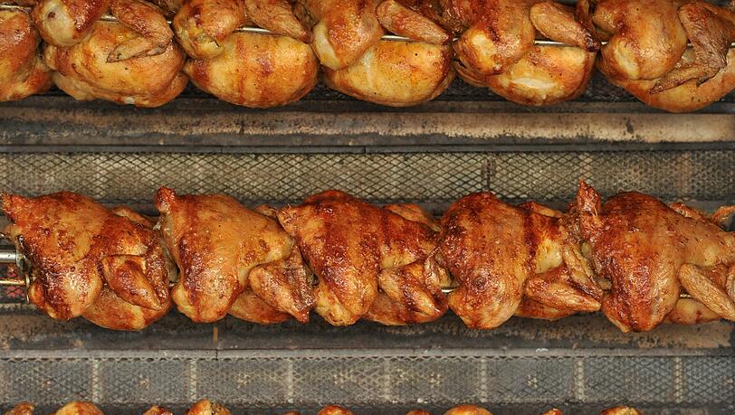 Dazu kann auch der Verzehr von Fleisch beitragen. Hähnchenfleisch aus dem Supermarkt ist laut einer Stichprobe des Bunds für Umwelt und Naturschutz Deutschland (BUND) vielfach mit Antibiotika-resistenten Keimen belastet. Dazu kann auch der Verzehr von Fleisch beitragen. Hähnchenfleisch aus dem Supermarkt ist laut einer Stichprobe des Bunds für Umwelt und Naturschutz Deutschland (BUND) vielfach mit Antibiotika-resistenten Keimen belastet.