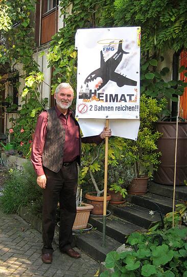Hartmut Binner, Sprecher vom Bündnis AufgeMUCkt: &bdquo;Die Flugbewegungen heuer werden auf den Stand von 2005 zurückfallen. Das ist keine Delle mehr, sondern ein richtiger Blechschaden. Selbst die Lufthansa sagt: Fliegen muss teurer werden. Das alles zeigt: Eine dritte Startbahn braucht es gar nicht. Was noch dazu kommt: 89 Prozent aller Flugunglücke passieren beim Landeanflug oder beim Start &ndash; und die Flüge gehen direkt über Freising.&ldquo;