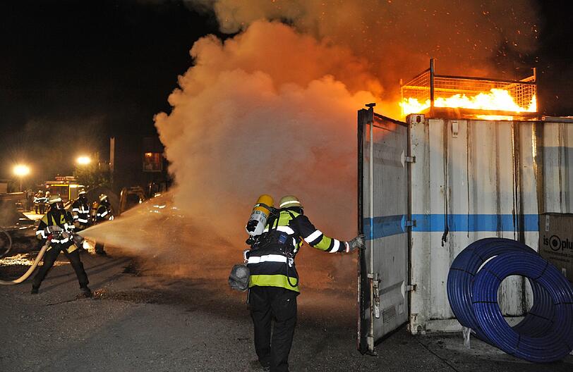 Flammen züngeln aus einer Lagerhalle in Nymphenburg: 130.000 Euro Schaden ist bei dem Brand entstanden.