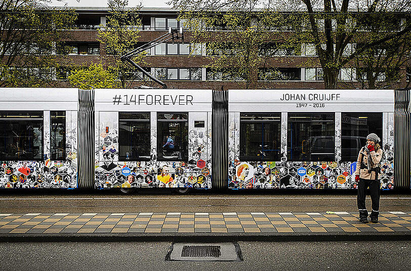 "Die Linie ist eine Ehre für den Menschen Cruyff, nicht nur für den Fußballspieler, aber auch für ihn als Amsterdamer", erklärten die Städtischen Verkehrsbetriebe GVB. Die Bilder von der Straßenbahn.