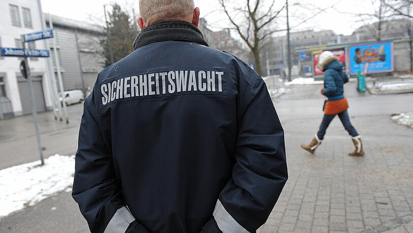 Keine Pistolen und Handschellen, dafür ein Sicherheits-Spray: So sollen die Mitarbeiter des städtischen Sicherheitsdienstes künftig auf Streife gehen. Keine Pistolen und Handschellen, dafür ein Sicherheits-Spray: So sollen die Mitarbeiter des städtischen Sicherheitsdienstes künftig auf Streife gehen.