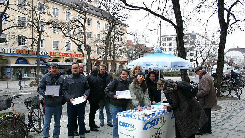 Die Unterschriften-Aktion am Rotkreuzplatz. Gibt es noch eine Chance, das Bürgerbüro im Stadtteil zu erhalten? Die Unterschriften-Aktion am Rotkreuzplatz. Gibt es noch eine Chance, das Bürgerbüro im Stadtteil zu erhalten?