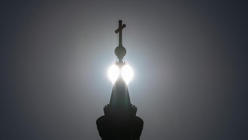 Die Sonne steht hinter der Kuppel einer Kirche. Foto: Soeren Stache/dpa-Zentralbild/ZB/Symbolbild Die Sonne steht hinter der Kuppel einer Kirche. Foto: Soeren Stache/dpa-Zentralbild/ZB/Symbolbild