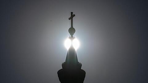 Die Sonne steht hinter der Kuppel einer Kirche. Foto: Soeren Stache/dpa-Zentralbild/ZB/Symbolbild