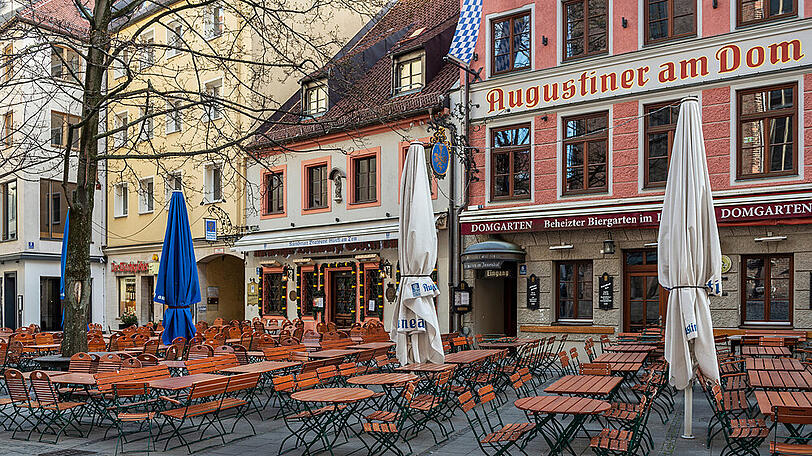 Bald wieder geöffnet, aber mit Einschränkungen: Biergärten und Restaurants wie das Augustiner am Dom in München.