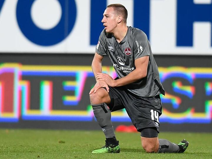 Michael Frey vom 1. FC Nürnberg kniet auf dem Rasen. Foto: Tom Weller/dpa/Archivbild