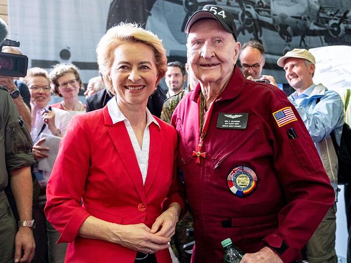 Verteidigungsministerin Ursula von der Leyen spricht mit Gail S. Halvorsen, ehemaliger Pilot der United States Air Force, der "candy bomber" genannt wurde.