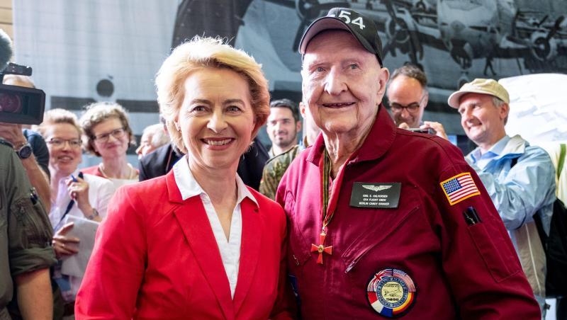 Verteidigungsministerin Ursula von der Leyen spricht mit Gail S. Halvorsen, ehemaliger Pilot der United States Air Force, der "candy bomber" genannt wurde. Verteidigungsministerin Ursula von der Leyen spricht mit Gail S. Halvorsen, ehemaliger Pilot der United States Air Force, der "candy bomber" genannt wurde.