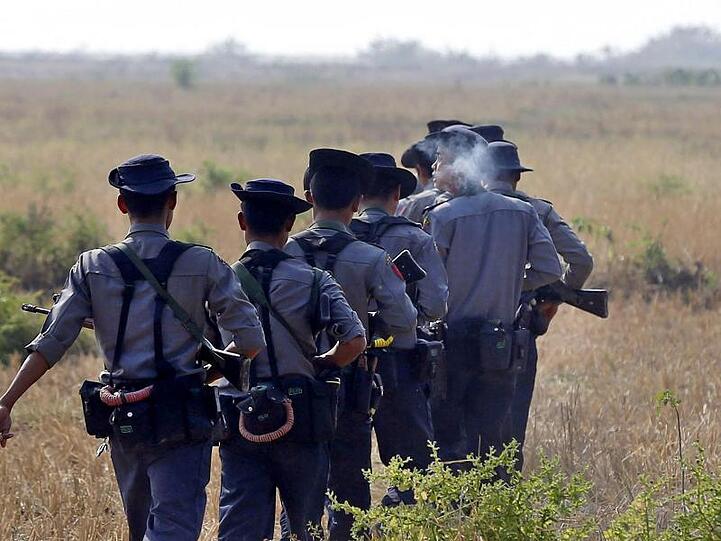 Eine Polizeistreife patroulliert in der Nähe der Stadt Maungdaw im Nordwesten von Myanmar.