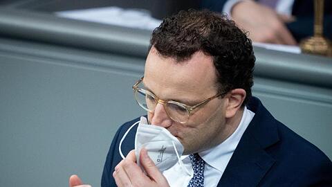 Jens Spahn (CDU), Bundesminister für Gesundheit, bei der 215. Sitzung des Bundestags.