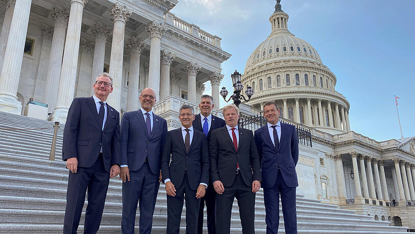 Die Spitze des FC Bayern mit Kongressabgeordneten vor dem Kapitol in Washington. Die Spitze des FC Bayern mit Kongressabgeordneten vor dem Kapitol in Washington.