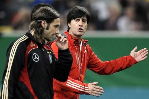 Sie versuchen's nochmal miteinander: Bundestrainer Joachim Löw (r.) und der rebellierende Torsten Frings.