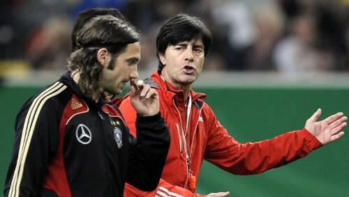 Sie versuchen's nochmal miteinander: Bundestrainer Joachim Löw (r.) und der rebellierende Torsten Frings. Sie versuchen's nochmal miteinander: Bundestrainer Joachim Löw (r.) und der rebellierende Torsten Frings.
