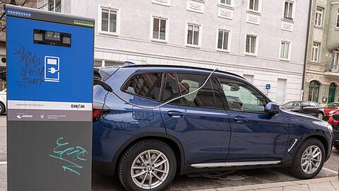 Ministerpräsident Markus Söder (CSU) will Besitzern von E-Autos kostenloses Parken ermöglichen (Archivbild).