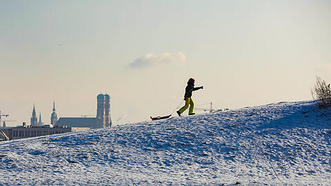 Wer mit Schlitten oder Bob vom M&uuml;nchner Olympiaberg hianbsaust, hat eine tolle Sicht auf die Stadt.