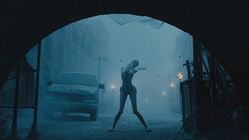 Silent Hill ist bev&ouml;lkert von h&ouml;llischen Kreaturen. Szene des Films &bdquo;Return to Silent Hill&ldquo;.