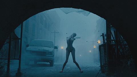 Silent Hill ist bev&ouml;lkert von h&ouml;llischen Kreaturen. Szene des Films &bdquo;Return to Silent Hill&ldquo;.