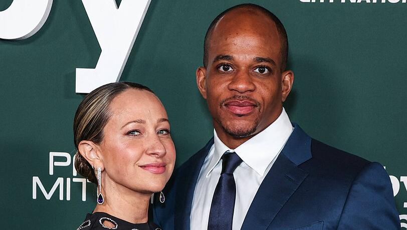 Jennifer Meyer und Geoffrey Ogunlesi feierten im November 2023 ihre Red-Carpet-Premiere als Paar. 2024 erfolgte die Verlobung. Jennifer Meyer und Geoffrey Ogunlesi feierten im November 2023 ihre Red-Carpet-Premiere als Paar. 2024 erfolgte die Verlobung.