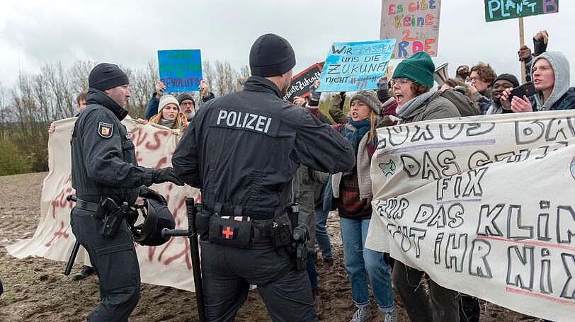 Die Polizei geht gegen junge Klimaaktivisten vor - weshalb Borowski und Sahin nicht gerade gute Karten haben, wenn es darum geht, in der Szene der Umweltschützer zu ermitteln. Die Polizei geht gegen junge Klimaaktivisten vor - weshalb Borowski und Sahin nicht gerade gute Karten haben, wenn es darum geht, in der Szene der Umweltschützer zu ermitteln.
