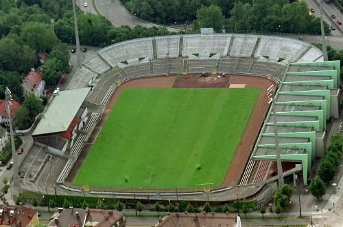 Mitten in Giesing und eingerahmt vom Mittleren Ring steht das traditionsreiche Grünwalder Stadion. Es wurde 1926 eingeweiht.