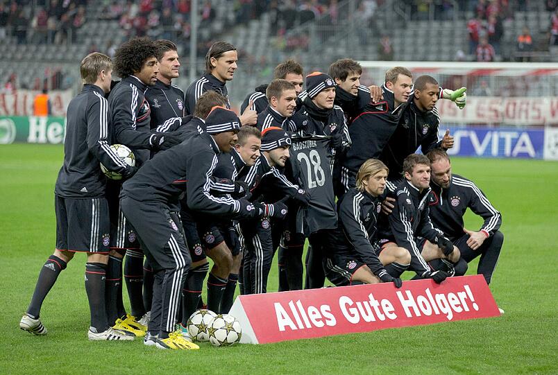 &bdquo;Gute Besserung, Holger!&ldquo; Die Bayern-Spieler machen dem Abwehrchef nach seinem Kreuzbandriss am 5. Dezember per Foto Mut.