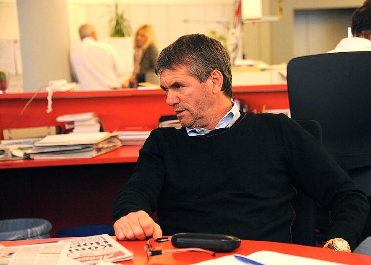 Am Montag war Friedhelm Funkel zu Gast bei der AZ. Der neue Löwen-Trainer begutachtete nicht nur die Redaktionsräume, sondern stellte sich auch am AZ-Telefon den Fragen unserer Leser. Die Bilder!