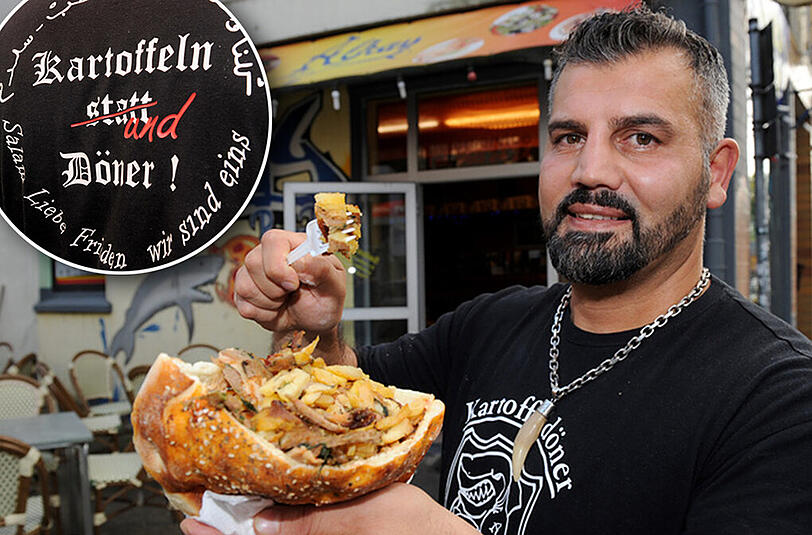 Inspiriert durch den Spruch "Kartoffel statt Döner" auf einem Plakat der Pegida-Bewegung hat Alhay Kartoffel und Fleisch zusammen auf einen Spieß gesteckt.