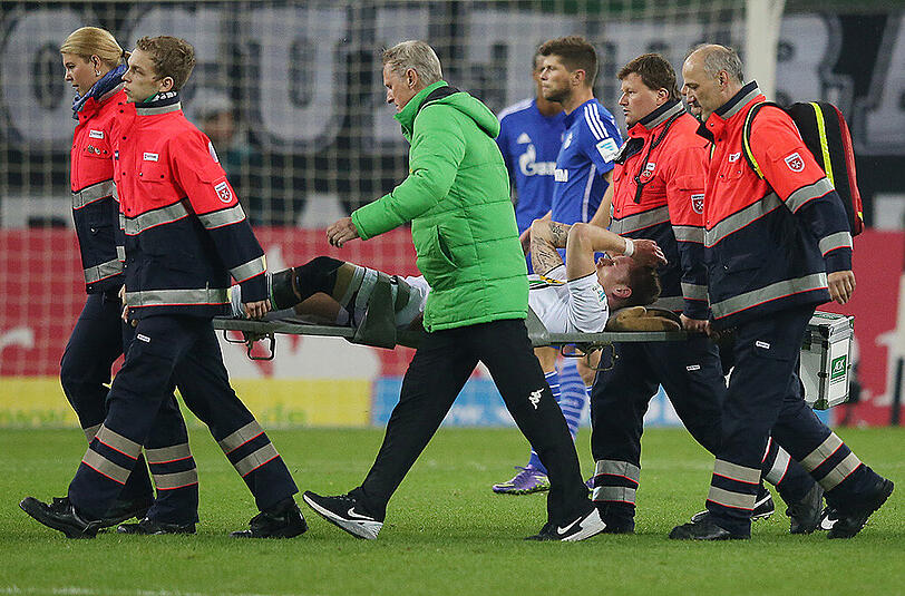 Beim Mönchengladbacher 3:1-Sieg gegen den FC Schalke 04 tritt Schalkes Johannes Geis Borussen-Stürmer André Hahn im Sprung hässlich unters Knie. Der 22-Jährige fliegt sofort vom Platz.