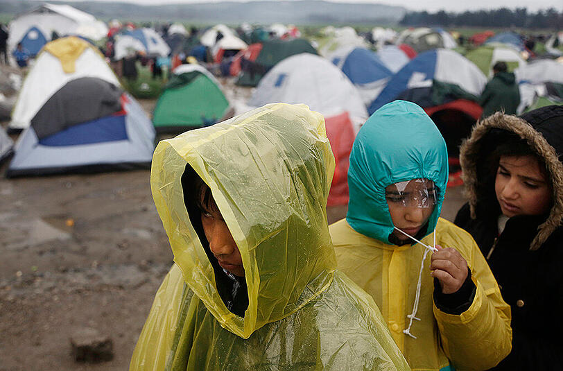 An der griechisch-mazedonischen Grenze herrscht Not und Elend. Schlamm und Dreck setzen den Tausenden Flüchtlingen, die festsitzen, zu.