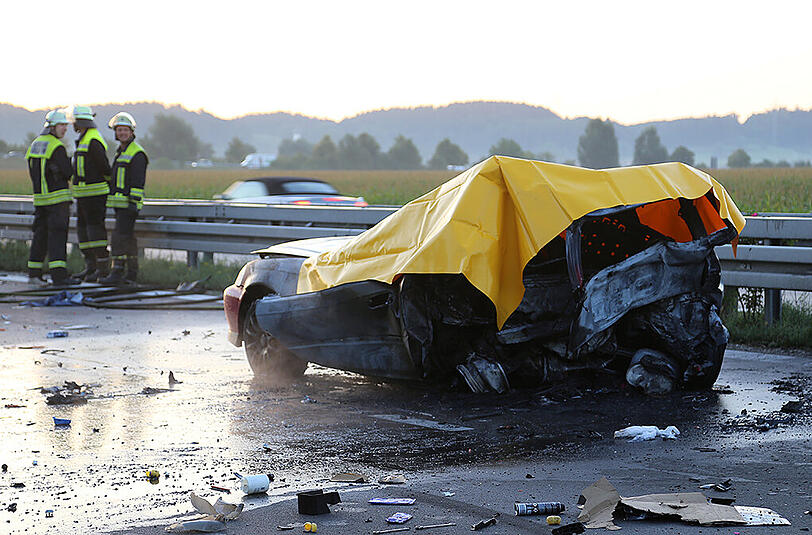 Die beiden Insassen verbrannten im Fahrzeug - unklar ist noch, ob sie im Wagen eingeklemmt waren.