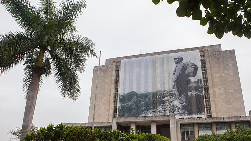 Großbild von Fidel Castro an der Nationalbibliothek in Havanna. Kuba hat ein Anti-Personenkult-Gesetz erlassen.