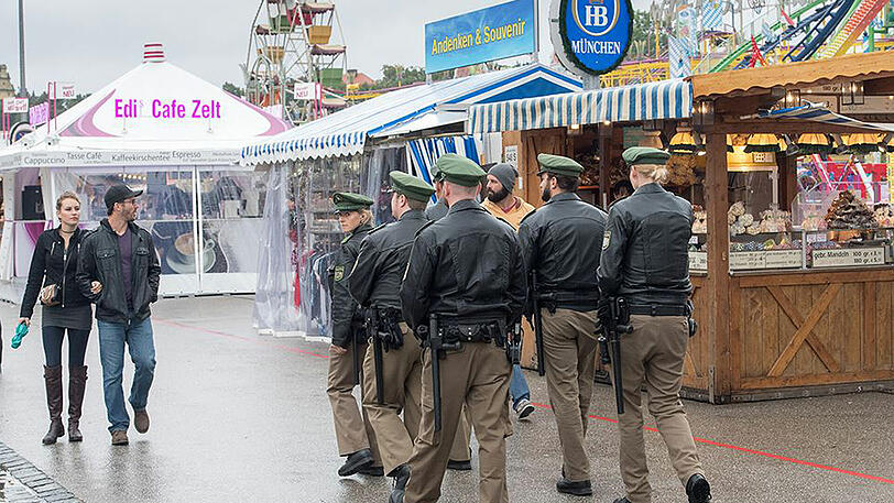Die Stadt diskutiert, wie die erhöhten Sicherheitsmaßnahmen auf der Wiesn finanziert werden.