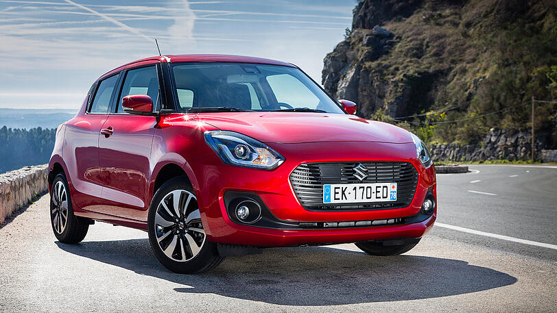 Der neue Suzuki Swift steht kräftig und solide auf den Rädern, der Kühlergrill ist deutlich gewachsen.