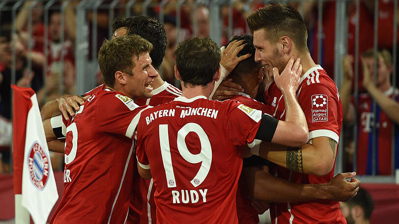 Die Bayern-Spieler feiern das 1:0 durch Niklas Süle (rechts). Das erste Tor der 55. Bundesliga-Saison.
