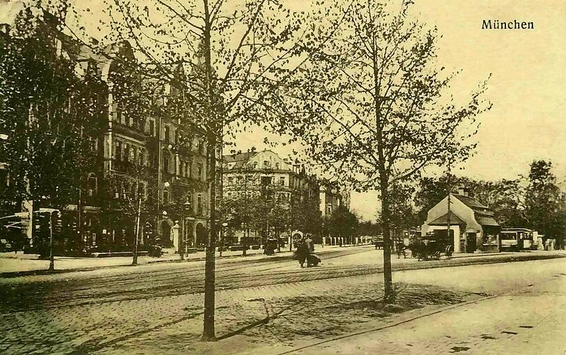 Nymphenburger Straße mit Trambahnhäuschen an der Haltestelle "Neuhausen" im Jahr 1922.