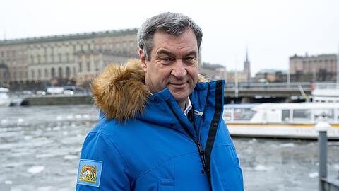 Markus Söder (CSU), Ministerpräsident von Bayern, steht während seiner Reise nach Schweden in der Innenstadt vor dem Stockholmer Schloss.