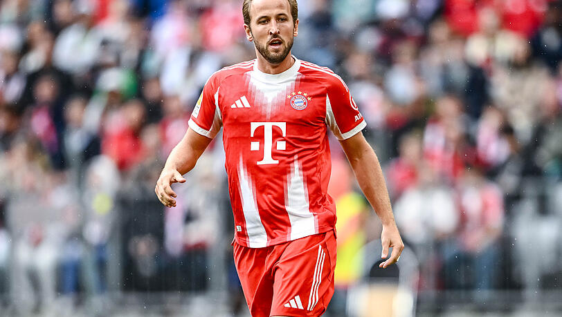 Harry Kane im neuen Heimtrikot des FC Bayern, das nicht nur bei den Münchner Fans für Diskussionen sorgt.
