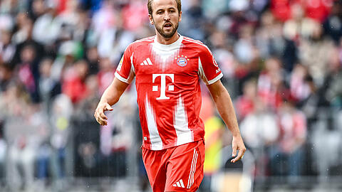 Harry Kane im neuen Heimtrikot des FC Bayern, das nicht nur bei den Münchner Fans für Diskussionen sorgt.