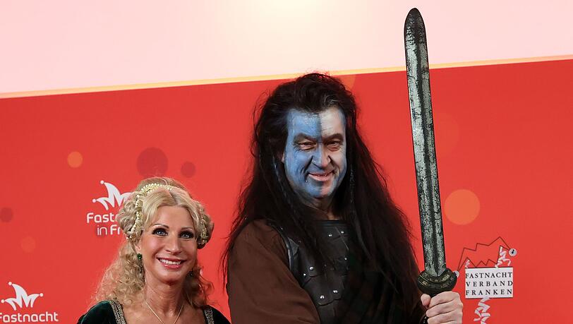 Bayerns Ministerpr&auml;sident Markus S&ouml;der und seine Frau Karin Baum&uuml;ller-S&ouml;der zeigen sich vor Beginn der Prunksitzung "Fastnacht in Franken" auf dem roten Teppich.