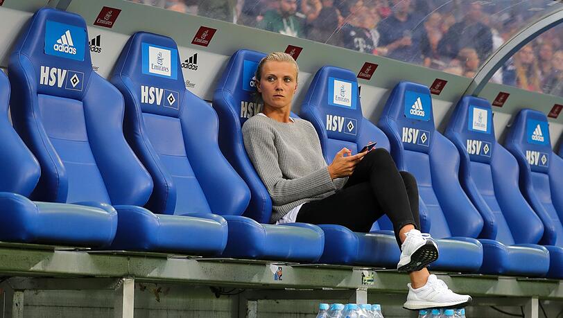M&uuml;nchens Teammanagerin Kathleen Kr&uuml;ger bei einem Testspiel in Hamburg 2018. (Archivbild)