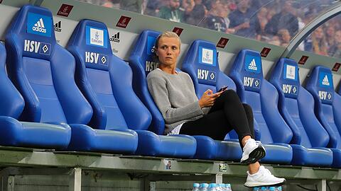 M&uuml;nchens Teammanagerin Kathleen Kr&uuml;ger bei einem Testspiel in Hamburg 2018. (Archivbild)