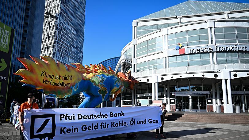 Die Hauptversammlung der Deutschen Bank in Frankfurt wurde von Protesten begleitet. Die Hauptversammlung der Deutschen Bank in Frankfurt wurde von Protesten begleitet.