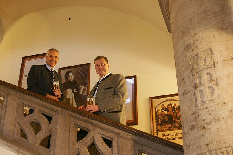 Den Aufgang wollen Brauereichef Michael Möller (l.) und Wirt Wolfgang Sperger heller und attraktiver ausleuchten.