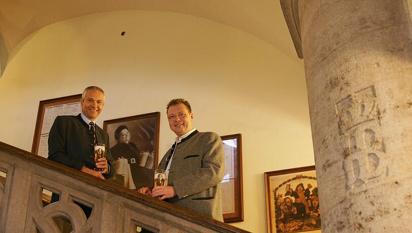 Den Aufgang wollen Brauereichef Michael Möller (l.) und Wirt Wolfgang Sperger heller und attraktiver ausleuchten. Den Aufgang wollen Brauereichef Michael Möller (l.) und Wirt Wolfgang Sperger heller und attraktiver ausleuchten.
