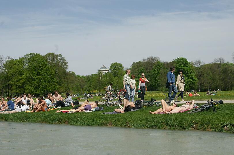 Am Eisbach chillen: Münchner haben es einfach gut.
