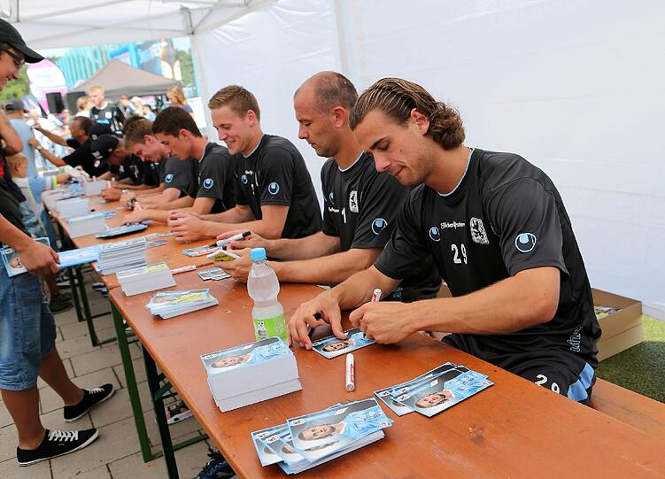 Bilder vom Löwen-Fanfest 2013.